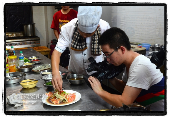 此次攝制組通過拍攝婺源代表名菜糊豆腐、粉蒸肉、荷包紅魚、賽鵝頸及地方小吃清明果、灰汁果、糯米子糕等來詮釋婺源美食經典，展示婺源食文化，打造獨屬婺源的美食符號。