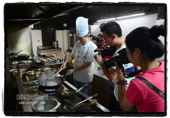 此次攝制組通過拍攝婺源代表名菜糊豆腐、粉蒸肉、荷包紅魚、賽鵝頸及地方小吃清明果、灰汁果、糯米子糕等來詮釋婺源美食經典，展示婺源食文化，打造獨屬婺源的美食符號。