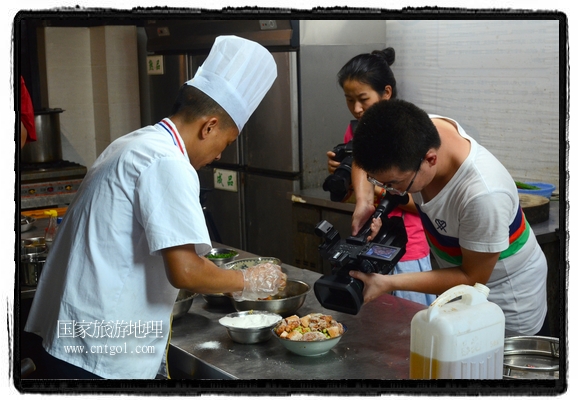 此次攝制組通過拍攝婺源代表名菜糊豆腐、粉蒸肉、荷包紅魚、賽鵝頸及地方小吃清明果、灰汁果、糯米子糕等來詮釋婺源美食經典，展示婺源食文化，打造獨屬婺源的美食符號。