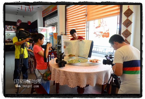 此次攝制組通過拍攝婺源代表名菜糊豆腐、粉蒸肉、荷包紅魚、賽鵝頸及地方小吃清明果、灰汁果、糯米子糕等來詮釋婺源美食經典，展示婺源食文化，打造獨屬婺源的美食符號。