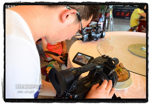 此次攝制組通過拍攝婺源代表名菜糊豆腐、粉蒸肉、荷包紅魚、賽鵝頸及地方小吃清明果、灰汁果、糯米子糕等來詮釋婺源美食經典，展示婺源食文化，打造獨屬婺源的美食符號。