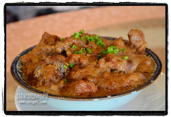 此次攝制組通過拍攝婺源代表名菜糊豆腐、粉蒸肉、荷包紅魚、賽鵝頸及地方小吃清明果、灰汁果、糯米子糕等來詮釋婺源美食經典，展示婺源食文化，打造獨屬婺源的美食符號。