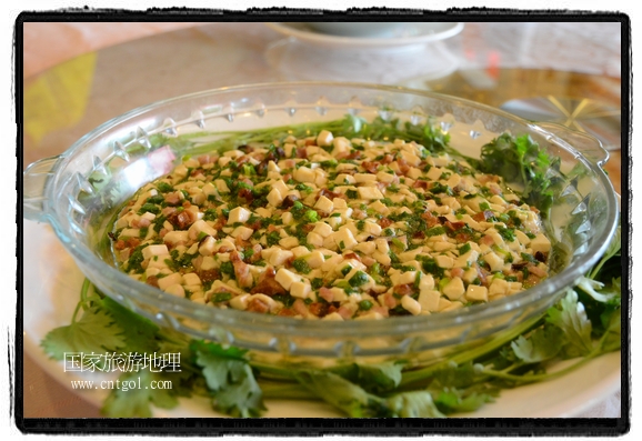 此次攝制組通過拍攝婺源代表名菜糊豆腐、粉蒸肉、荷包紅魚、賽鵝頸及地方小吃清明果、灰汁果、糯米子糕等來詮釋婺源美食經典，展示婺源食文化，打造獨屬婺源的美食符號。