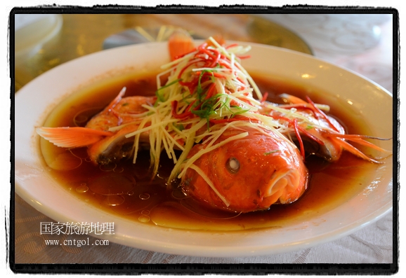 此次攝制組通過拍攝婺源代表名菜糊豆腐、粉蒸肉、荷包紅魚、賽鵝頸及地方小吃清明果、灰汁果、糯米子糕等來詮釋婺源美食經典，展示婺源食文化，打造獨屬婺源的美食符號。