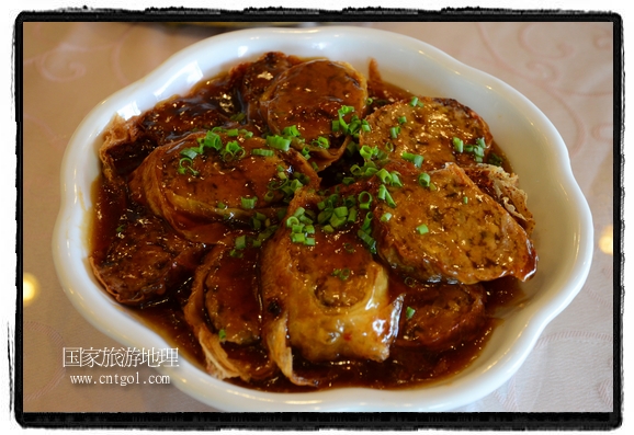 此次攝制組通過拍攝婺源代表名菜糊豆腐、粉蒸肉、荷包紅魚、賽鵝頸及地方小吃清明果、灰汁果、糯米子糕等來詮釋婺源美食經典，展示婺源食文化，打造獨屬婺源的美食符號。