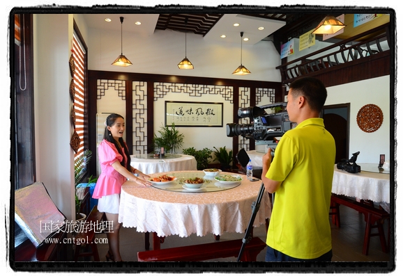 此次攝制組通過拍攝婺源代表名菜糊豆腐、粉蒸肉、荷包紅魚、賽鵝頸及地方小吃清明果、灰汁果、糯米子糕等來詮釋婺源美食經典，展示婺源食文化，打造獨屬婺源的美食符號。