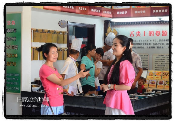 此次攝制組通過拍攝婺源代表名菜糊豆腐、粉蒸肉、荷包紅魚、賽鵝頸及地方小吃清明果、灰汁果、糯米子糕等來詮釋婺源美食經典，展示婺源食文化，打造獨屬婺源的美食符號。