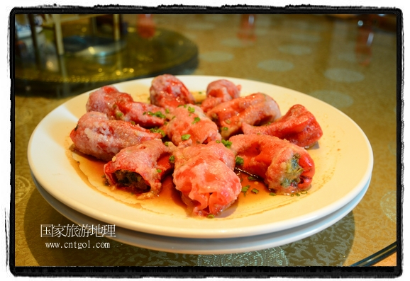 此次攝制組通過拍攝婺源代表名菜糊豆腐、粉蒸肉、荷包紅魚、賽鵝頸及地方小吃清明果、灰汁果、糯米子糕等來詮釋婺源美食經典，展示婺源食文化，打造獨屬婺源的美食符號。