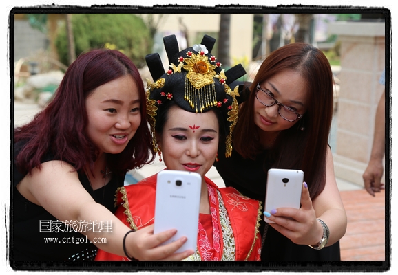 6月19日，端午節(jié)的前一天，甘肅平?jīng)鍪嗅轻紖^(qū)南山公園澳廈麗灣小區(qū)“邀請(qǐng)”唐朝被譽(yù)為四大美女之一的“楊貴妃”前來與市民見面，共度“端午佳節(jié)”。期間，“貴妃娘娘”由一名解說人員做向?qū)?，與小區(qū)居民一同游玩、賞景、互敬酒水、合影留念，并現(xiàn)場贈(zèng)送大人小孩粽子、香包和糖果。