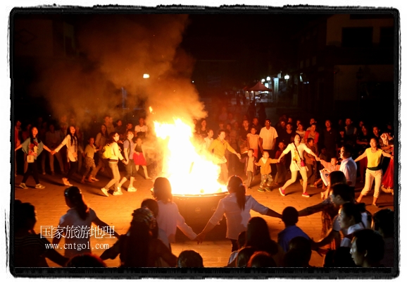 甘肅平?jīng)鍪嗅轻脊沛?zhèn)舉辦了篝火晚會(huì)，1000余名市民參與其中，大家載歌載舞，在歡快熱鬧的氣氛中為每一位父親送祝福。父親節(jié)（Father's Day），顧名思義是感恩父親的節(jié)日。約始于二十世紀(jì)初，起源于美國(guó)，現(xiàn)已廣泛流傳于世界各地，節(jié)日日期因地域而存在差異。