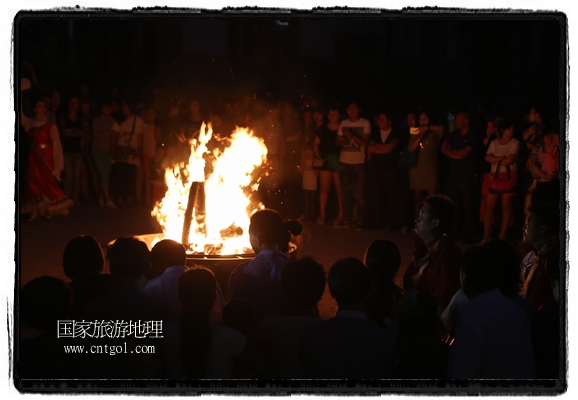 甘肅平?jīng)鍪嗅轻脊沛?zhèn)舉辦了篝火晚會(huì)，1000余名市民參與其中，大家載歌載舞，在歡快熱鬧的氣氛中為每一位父親送祝福。父親節(jié)（Father's Day），顧名思義是感恩父親的節(jié)日。約始于二十世紀(jì)初，起源于美國(guó)，現(xiàn)已廣泛流傳于世界各地，節(jié)日日期因地域而存在差異。