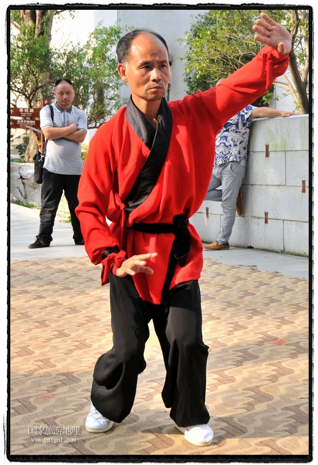 6月20日，小朋友們和中國武術(shù)愛好者們在江西省婺源縣熹園景區(qū)表演中國傳統(tǒng)的中國武術(shù)功夫，吸引許多游人前來駐足觀看。當日是中國傳統(tǒng)的端午節(jié)，江西省婺源縣的中國武術(shù)愛好者們通過表演中國武術(shù)功夫，打太極，表演了少林棍、硬氣功、自選拳等少林寺功夫，讓孩子們從小學習中國武術(shù)，傳承中國武德，感受先人過端午的氛圍。