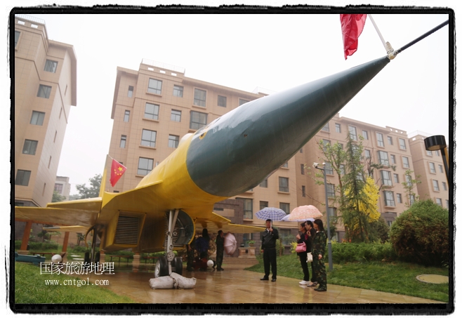 小區(qū)突然出現(xiàn)“飛機(jī)坦克”，其中殲15艦載戰(zhàn)斗機(jī)一架、99式主戰(zhàn)坦克一輛、武直-10武裝直升機(jī)一架，吸引了眾多市民雨中圍觀、合影。