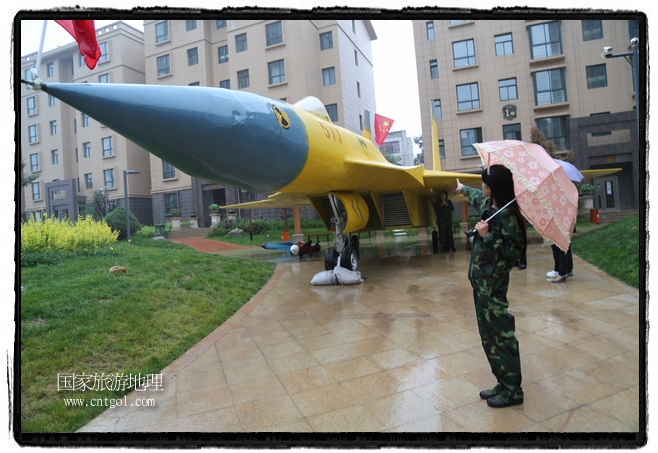 小區(qū)突然出現(xiàn)“飛機(jī)坦克”，其中殲15艦載戰(zhàn)斗機(jī)一架、99式主戰(zhàn)坦克一輛、武直-10武裝直升機(jī)一架，吸引了眾多市民雨中圍觀、合影。