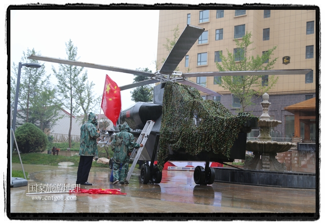 小區(qū)突然出現(xiàn)“飛機(jī)坦克”，其中殲15艦載戰(zhàn)斗機(jī)一架、99式主戰(zhàn)坦克一輛、武直-10武裝直升機(jī)一架，吸引了眾多市民雨中圍觀、合影。