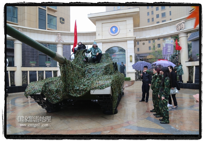 小區(qū)突然出現(xiàn)“飛機(jī)坦克”，其中殲15艦載戰(zhàn)斗機(jī)一架、99式主戰(zhàn)坦克一輛、武直-10武裝直升機(jī)一架，吸引了眾多市民雨中圍觀、合影。