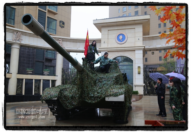 小區(qū)突然出現(xiàn)“飛機(jī)坦克”，其中殲15艦載戰(zhàn)斗機(jī)一架、99式主戰(zhàn)坦克一輛、武直-10武裝直升機(jī)一架，吸引了眾多市民雨中圍觀、合影。