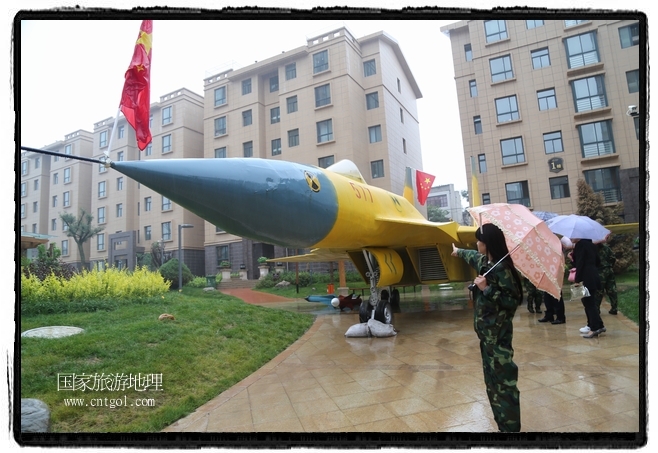 小區(qū)突然出現(xiàn)“飛機(jī)坦克”，其中殲15艦載戰(zhàn)斗機(jī)一架、99式主戰(zhàn)坦克一輛、武直-10武裝直升機(jī)一架，吸引了眾多市民雨中圍觀、合影。