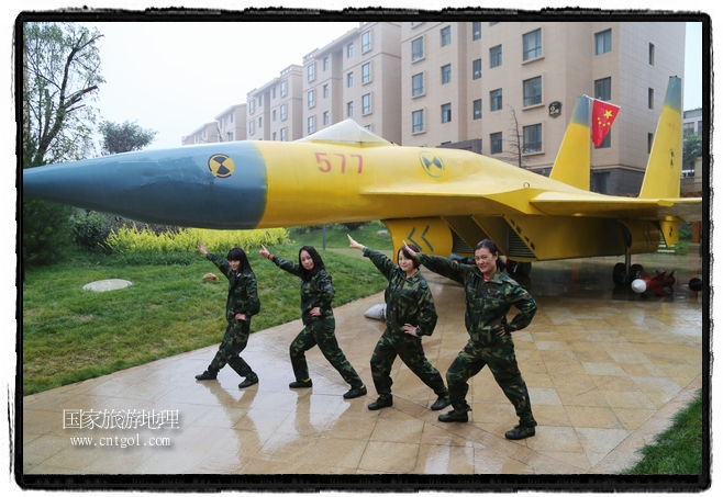 小區(qū)突然出現(xiàn)“飛機(jī)坦克”，其中殲15艦載戰(zhàn)斗機(jī)一架、99式主戰(zhàn)坦克一輛、武直-10武裝直升機(jī)一架，吸引了眾多市民雨中圍觀、合影。