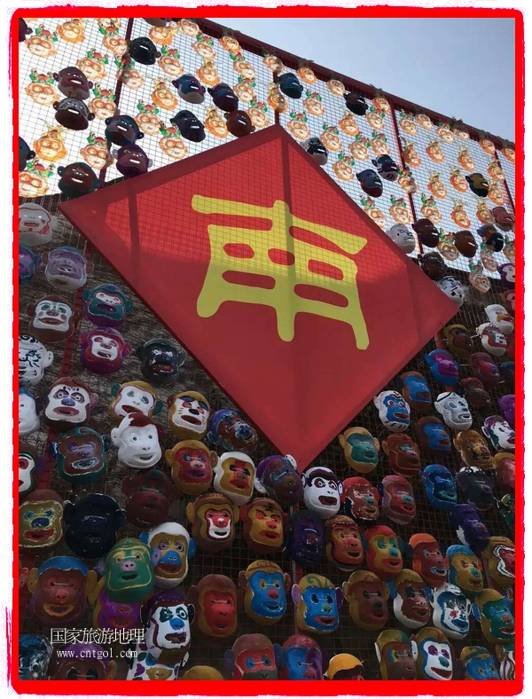 中國規(guī)模最大的猴面具彩繪在南潯古鎮(zhèn)展示。猴子真是今年最紅的動(dòng)物。 