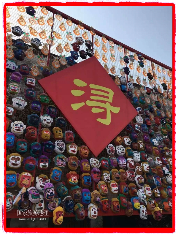 中國規(guī)模最大的猴面具彩繪在南潯古鎮(zhèn)展示。猴子真是今年最紅的動(dòng)物。 
