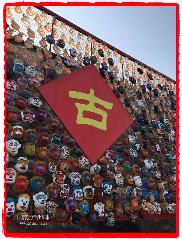 中國規(guī)模最大的猴面具彩繪在南潯古鎮(zhèn)展示。猴子真是今年最紅的動(dòng)物。 