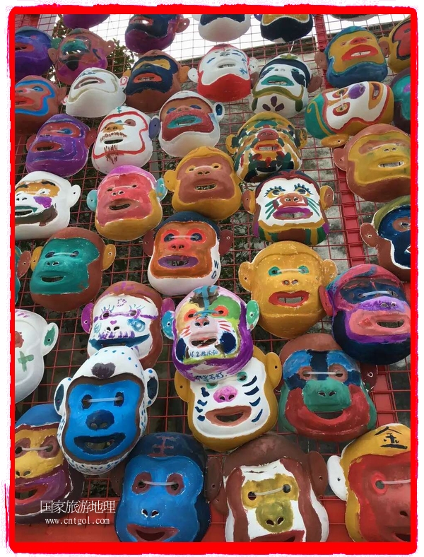 中國規(guī)模最大的猴面具彩繪在南潯古鎮(zhèn)展示。猴子真是今年最紅的動(dòng)物。 