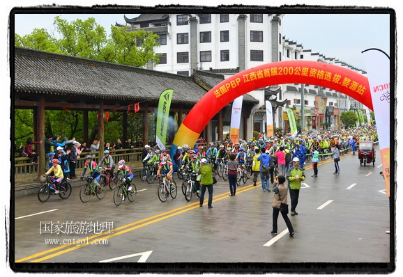 來自江西、安徽、浙江、福建等省市近千名選手參加了比賽，婺源賽道沿途的秀美風(fēng)光和徽派古村落，給參賽選手留下美好的印象。