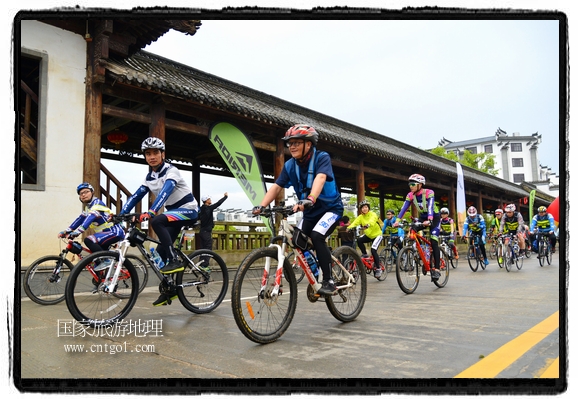 來自江西、安徽、浙江、福建等省市近千名選手參加了比賽，婺源賽道沿途的秀美風(fēng)光和徽派古村落，給參賽選手留下美好的印象。