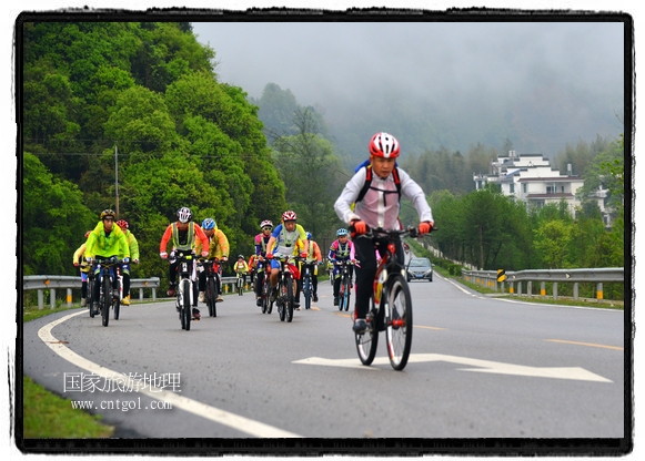 來自江西、安徽、浙江、福建等省市近千名選手參加了比賽，婺源賽道沿途的秀美風(fēng)光和徽派古村落，給參賽選手留下美好的印象。