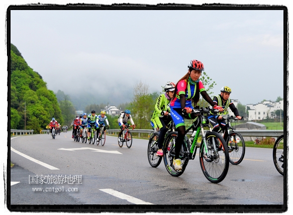 來自江西、安徽、浙江、福建等省市近千名選手參加了比賽，婺源賽道沿途的秀美風(fēng)光和徽派古村落，給參賽選手留下美好的印象。