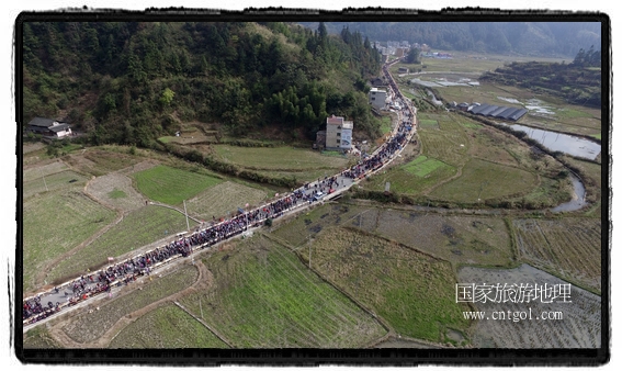 1700桌合攏宴，總長3.7公里，10380人同桌就餐，創(chuàng)歷史之最